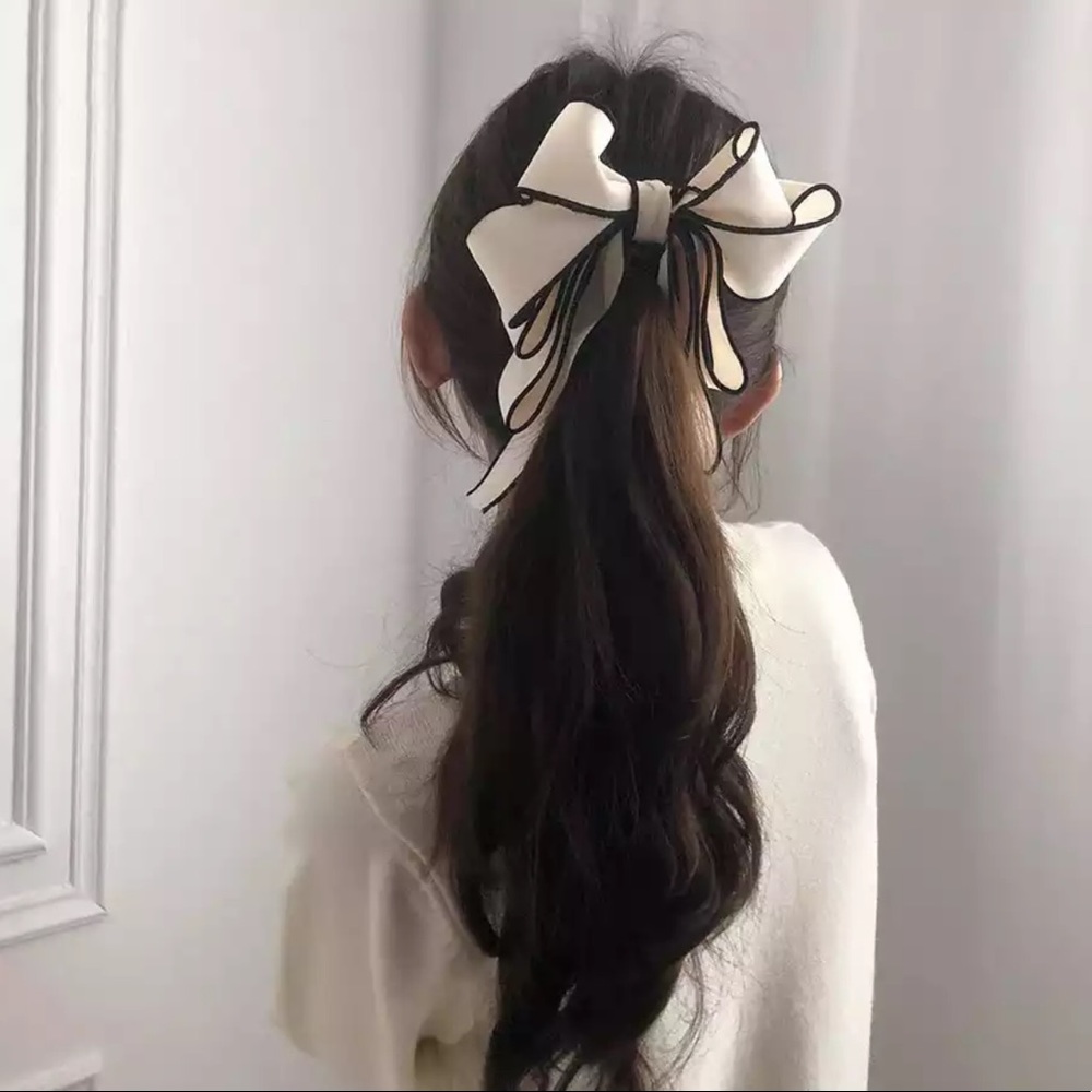 Elegant Pearl Banana Bow Clip Black and White
